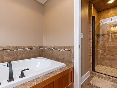       33911-mstr-bath-tub-craftsman-1.5-story-house-plan-4-bedroom-4-bathroom-3217-square-footage