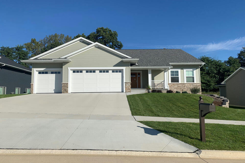       43413-Front1-Traditional-Ranch-house-plan-3-bedroom-2-bathroom