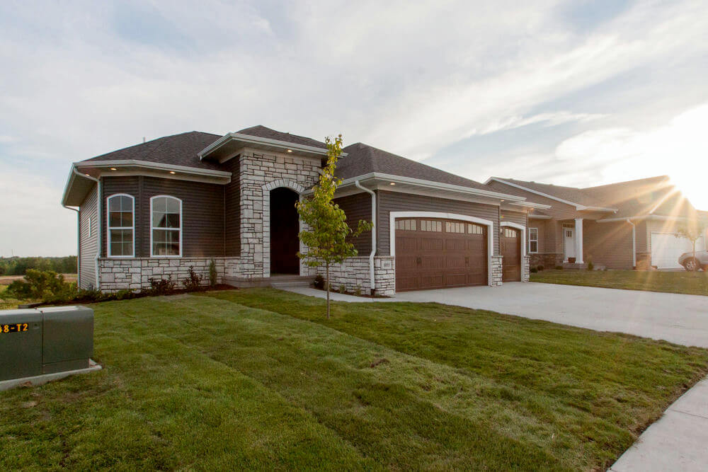    53515LL-front2-modern-ranch-house-plans-3-bedroom-2-bathroom-1626-square-feet