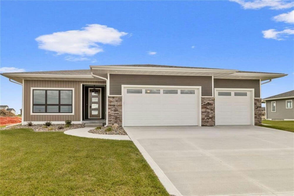    55616-front-custom-ranch-house-plan-4-bedroom-2-bathroom