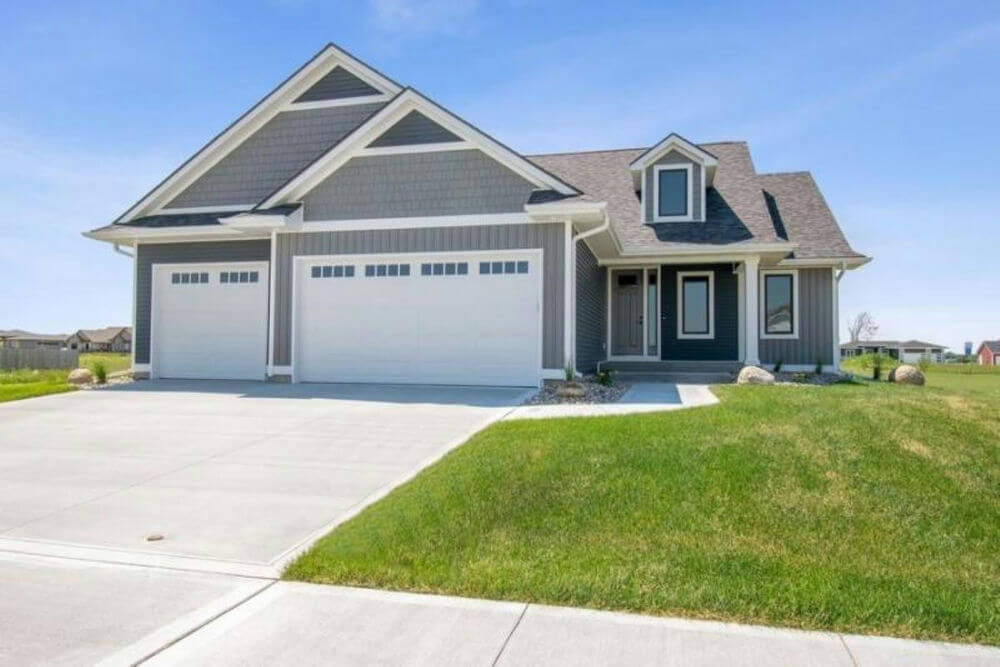 59717-front-custom-traditional-ranch-house-plan-3-bed-2-bath