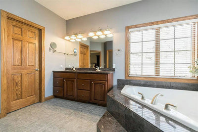    61901-master-bathroom_3_-traditional-1.5-story-3182-square-feet-4-bed-rooms-4-bath-rooms