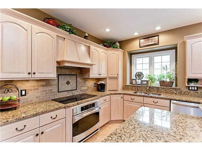    64095-kitchen_3_-traditional-1.5-story-3650-square-feet-4-bedrooms-4-bathrooms