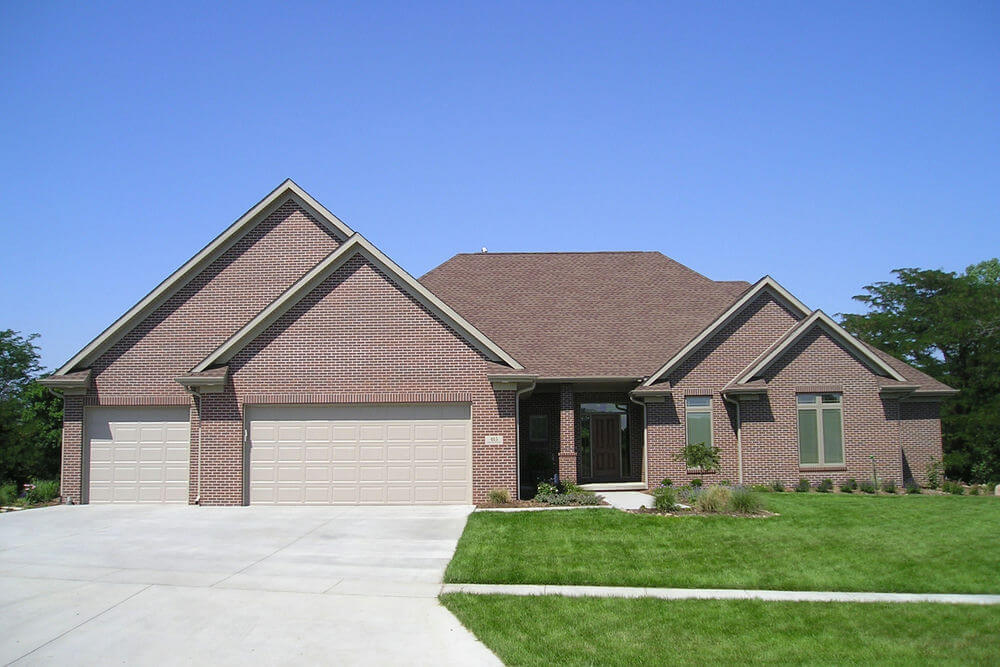    68301LL-front-traditional-ranch-house-plans-walkout-basement-3-bedroom-4-bathroom_1