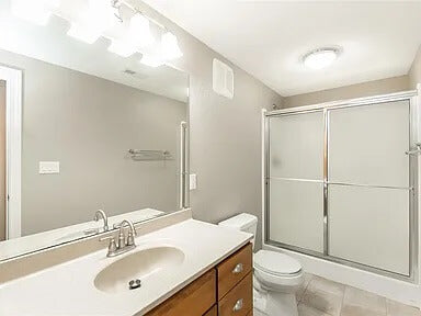    72197-bath2-traditional-1.5-story-house-plan-4-bedroom-4-bathroom-2637-square-footage