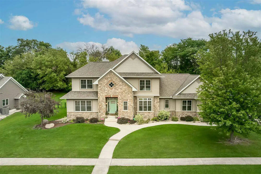     72197-front2-traditional-1.5-story-house-plan-4-bedroom-4-bathroom-2637-square-footage