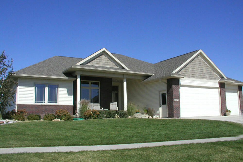    79803LL-front-2-traditional-ranch-house-plans-small-3-bedroom-2-bathroom-1636-square-feet_1