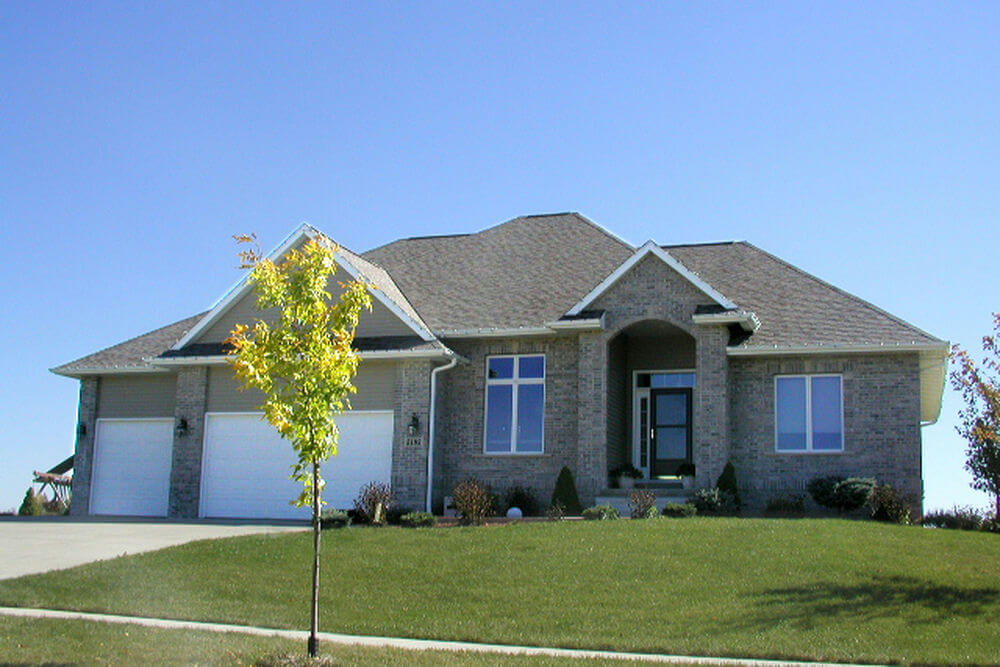 81498-front-traditional-ranch-house-plan-3-bedroom-2-bathroom_2