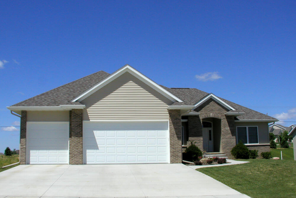     82404LL-front-traditional-house-plans-3-bedroom-3-bathroom-2003-square-feet_1_1