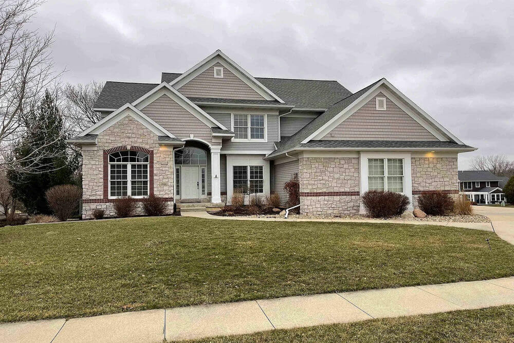     83404-front-traditional-1.5-story-house-plan-4-bedroom-3-bathroom-2672-square-footage