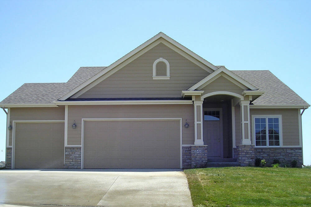 86004LL-front-craftsman-ranch-house-plans-walkout-basement-narrow