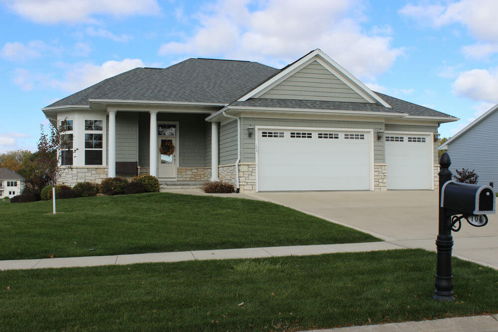     88805-front-traditional-ranch-house-plan-3-bedroom-5-bathroom