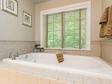 91199-mstr-bath-tub-traditional-1.5-story-house-plan-4-bedroom-4-bathroom-3040-square-footage