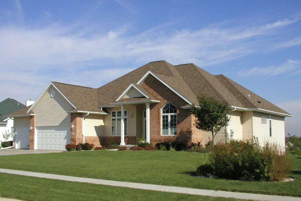    95200LL-front-traditional-ranch-house-plans-walkout-basement-3201-square-feet_1