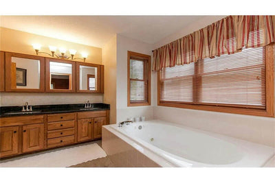         97400-master-bathroom_1_-farmhouse-traditional-1.5-story-2137-square-feet-4-bedrooms-3-bathrooms